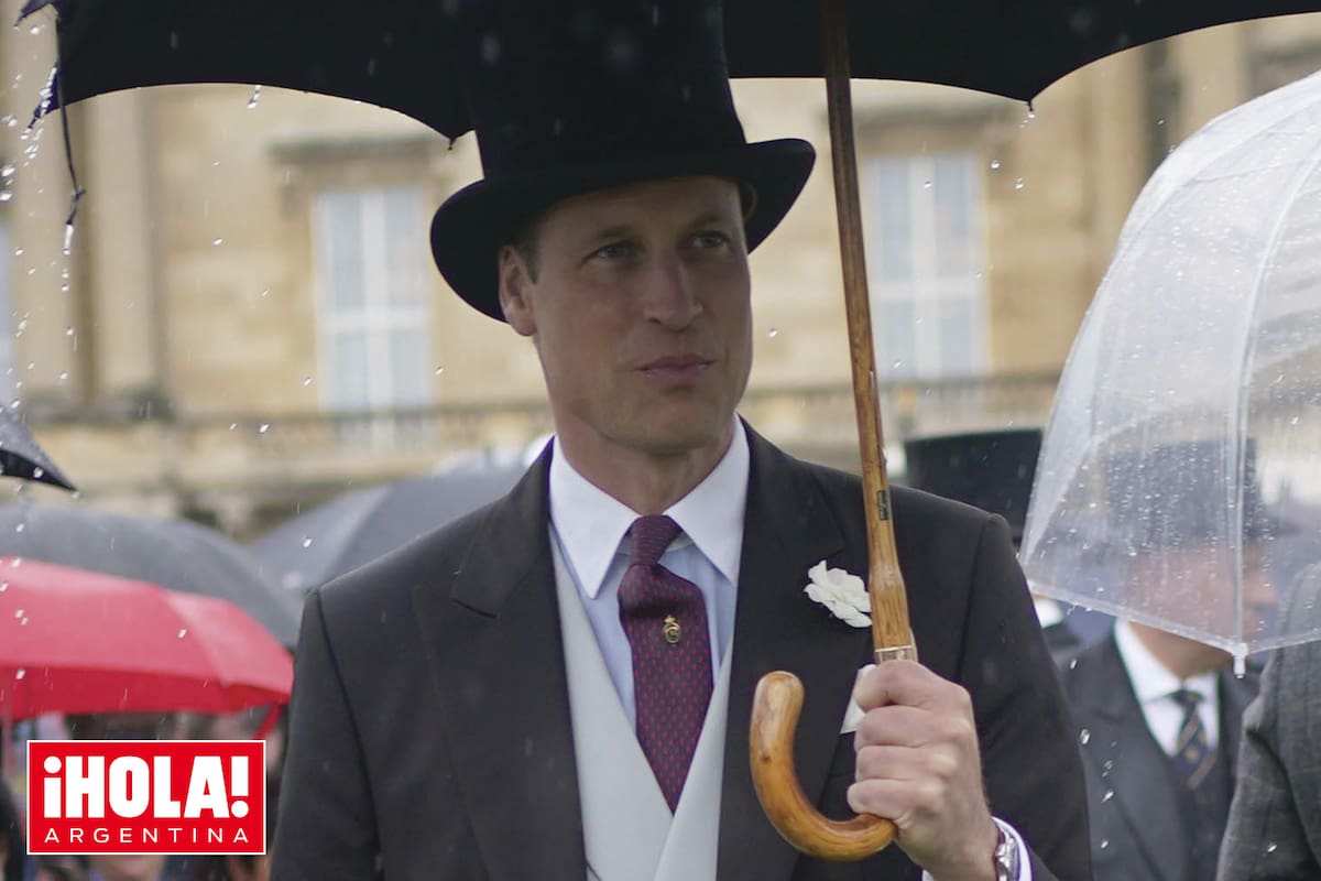 Protegido por un paraguas, el príncipe William fue el anfitrión de una de las tradicionales Garden Parties del Palacio de Buckingham.