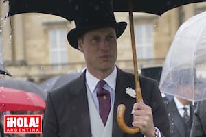 Protegido por un paraguas, el príncipe William fue el anfitrión de una de las tradicionales Garden Parties del Palacio de Buckingham.