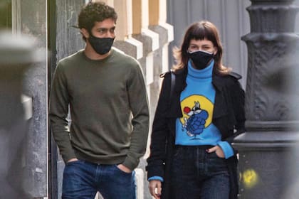 Protegidos con barbijos –sólo se los quitan para besarse– caminan por la capital española, la ciudad que es testigo directo de su relación.