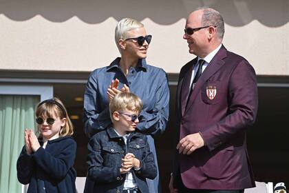 Protegidos por anteojos de sol, el príncipe Alberto II, la bella sudafricana y sus hijos Jacques y Gabriella aplauden durante el tradicional torneo de rugby de Santa Devota, patrona de Mónaco, celebrado este sábado 7 de mayo.