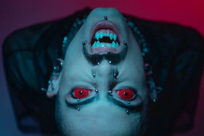 Prótesis dentales con aspecto vampiresco