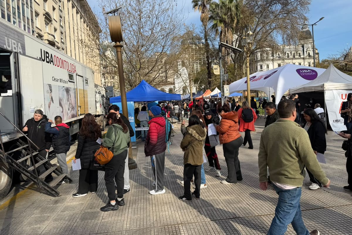 Protesta "a la japonesa" de la UBA en Plaza de Mayo