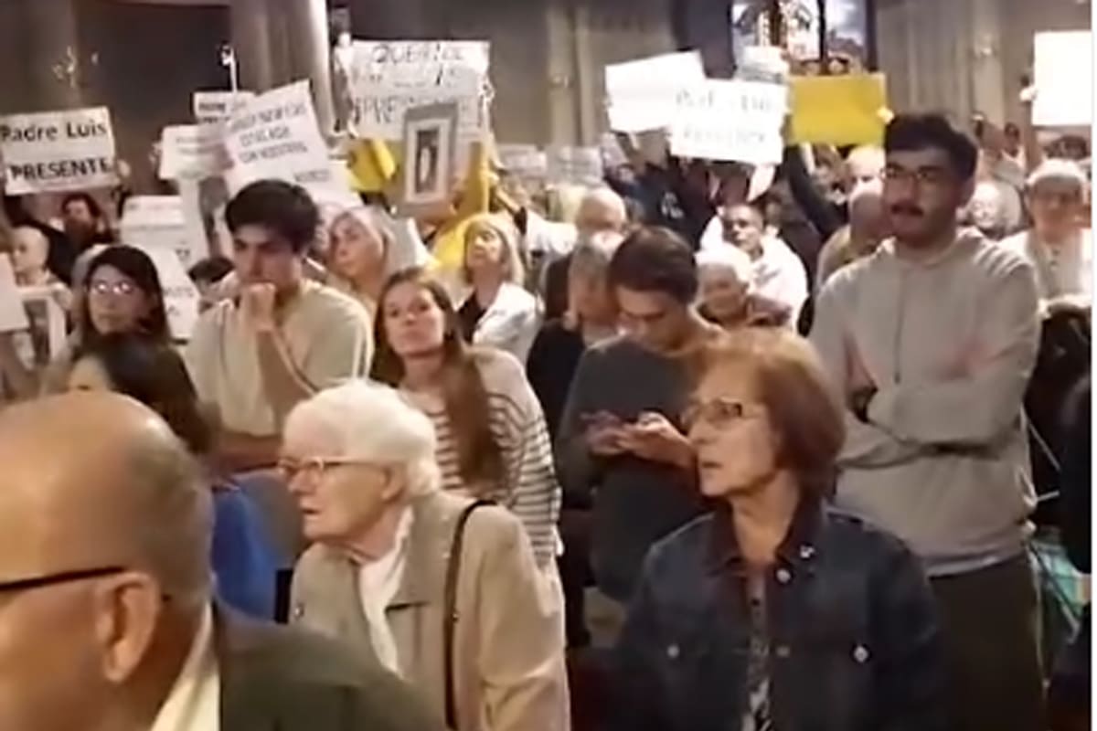 Protesta con carteles en la Catedral de Mar del Plata, el 5 de abril de 2024