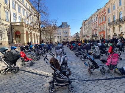 Protesta con cochecitos en Lviv, Ucrania