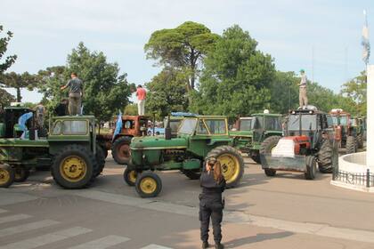 Protesta con tractores de Salliqueló. Foto: veradia.com/Facebook