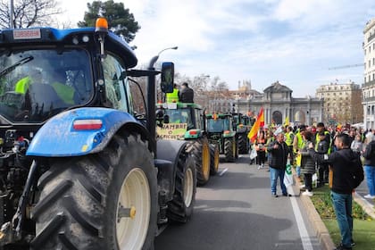 Miles de agricultores se manisfestaron con sus tractores en las principales capitales de Europa en contra de la ley