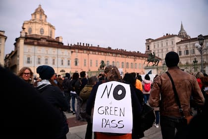 Protesta contra el green pass en Turín, Italia
