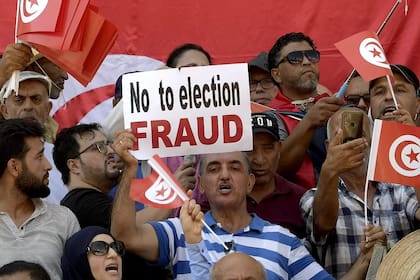 Protesta contra el polémico referéndum constitucional de 2022 en Túnez