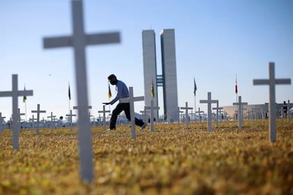 Protesta contra el presidente Jair Bolsonaro y en honor a las personas que murieron por COVID-19 en las que se colocaron 1000 cruces frente al Congreso Nacional en Brasilia, el 28 de junio de 2020, en medio de la nueva pandemia de coronavirus. La pandemia ha matado al menos a 495,288 personas en tod