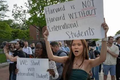 Protesta contra la embestida de Trump en Harvard