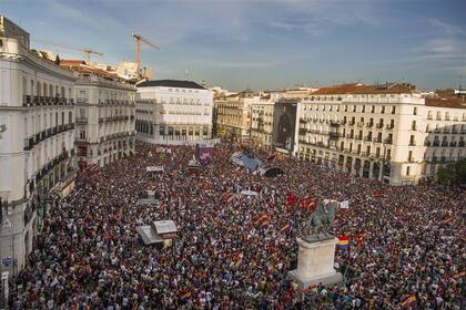 Protesta contra la monarquía. En la Puerta del Sol, en Madrid, miles de manifestantes autoconvocados por las redes sociales reclamaron el fin de la monarquía y el retorno a un sistema republicano mediante el llamado a un referéndum