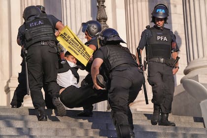 Protesta de activistas Greenpeace en la escalinatas del Congreso de la Nación en contra de la reforma de la ley de glaciares