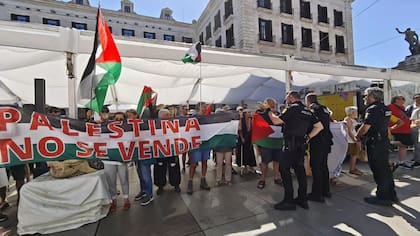 Protesta de activistas propalestinos en Santander, España, en la presentación de un libro de haikus de un autor argentino de origen judío