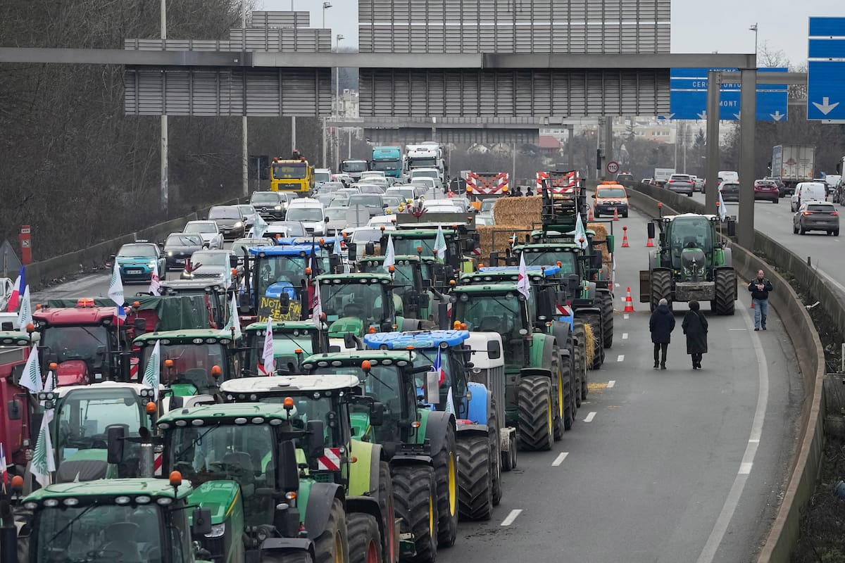 Protesta de agricultores franceses en Argenteuil, al norte de París, Francia, el 1 de febrero de 2024. (Foto AP/Michel Euler)