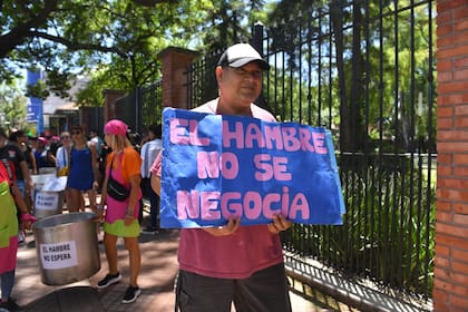Protesta de Barrios de Pie frente a la residencia presidencial de Olivos