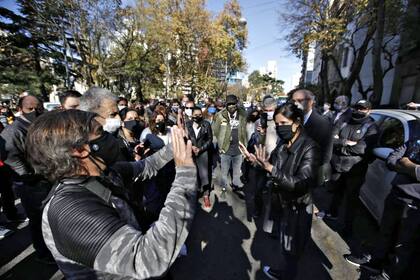 Protesta de comerciantes frente a la municipalidad, en Mar del Plata