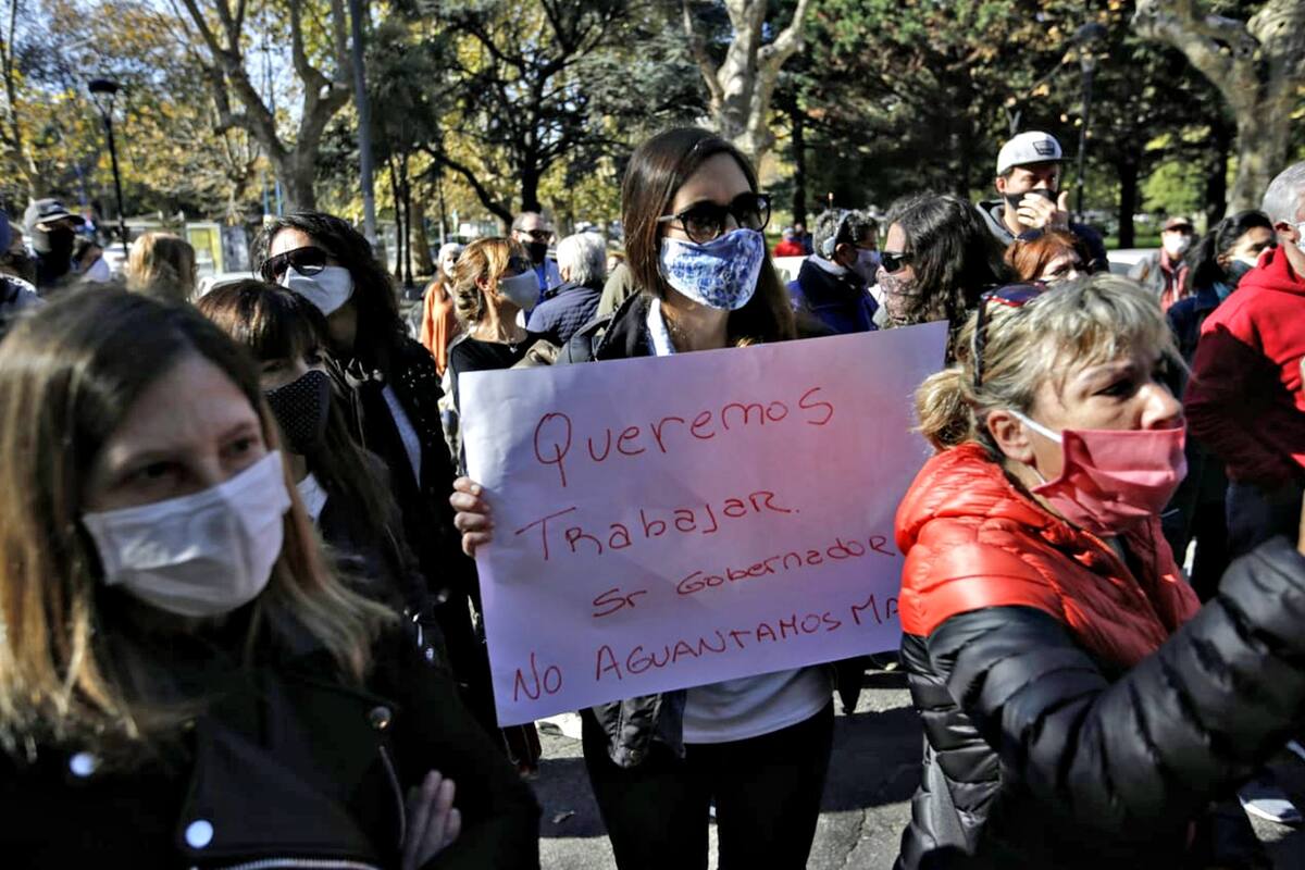 Protesta de comerciantes frente a la municipalidad, en Mar del Plata