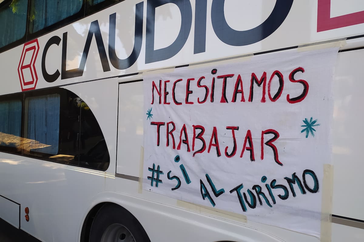 Protesta de empresas y agencias de turismo en la avenida 9 de julio