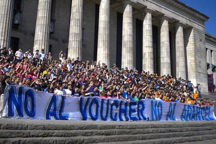 Protesta de estudiantes contra las propuestas de Javier Milei en las escalinatas de la Facultad de Derecho de la Universidad de Buenos Aires