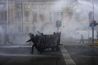 Protesta de estudiantes contra recortes de Kast termina con violentos choques en Santiago