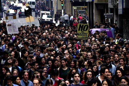 Protesta de estudiantes universitarios en la ciudad de Buenos Aires, en 2001