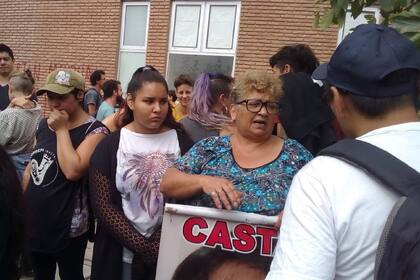 Protesta de familiares de detenidas frente a los Tribunales por la muerte de dos presas en el penal de mujeres de Bouwer
