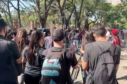 Protesta de gastronomicos en frente de la quinta de Olivos el 15 de abril 2021 para solicitar mayor asistencia del estado y que no cierren sus negocios