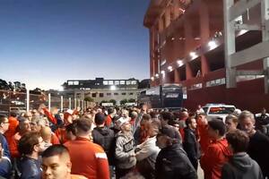 Protesta de hinchas de Independiente después del partido ante Huracán