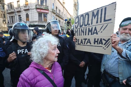 Protesta de jubilados frente al Congreso.