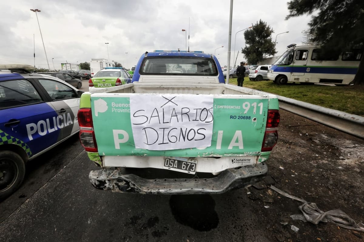 Protesta de la policía bonaerense en el Puente 12, en La Matanza