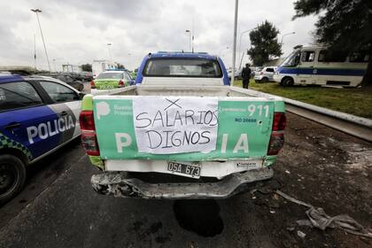 Protesta de la policía bonaerense en el Puente 12, en La Matanza