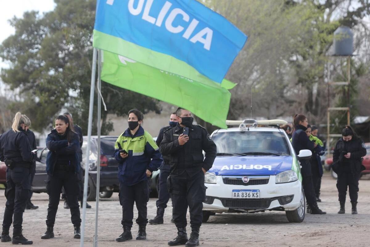 Protesta de la policía en el Comando de patrulla La Plata.