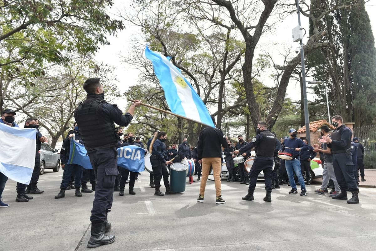 Protesta de la policía frente a la Quinta de Olivos