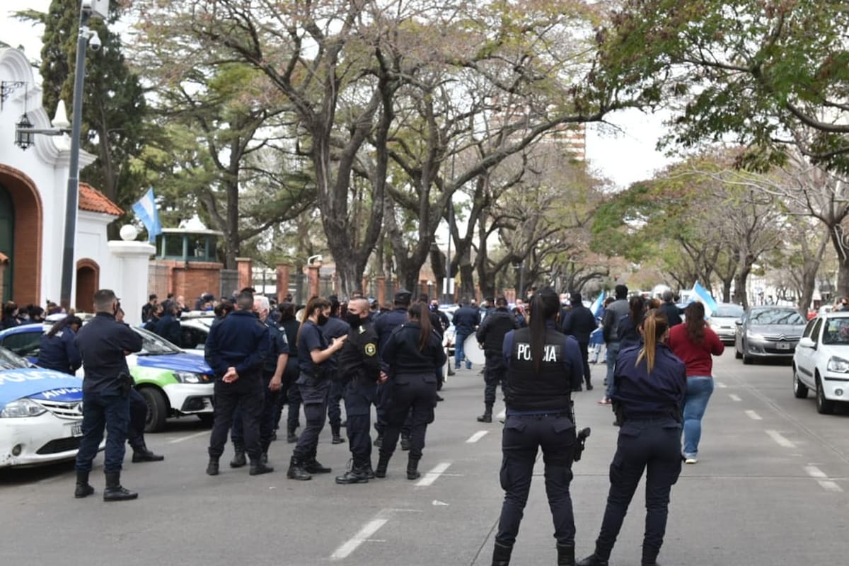 Protesta de la policía frente a la Quinta de Olivos
