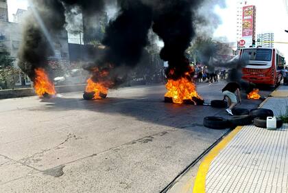 Protesta de la UTEP, referenciada en Juan Grabois, en Lanús el 23 de diciembre