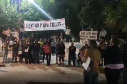 Protesta de los 14 jóvenes detenidos en Puán por tener plantas de marihuana; están presos desde el 15 de diciembre pasado