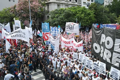 Protesta de manifestantes de distintas organizaciones sociales frente al Ministerio de Capital Humano, en Carlos Pellegrini y Juncal