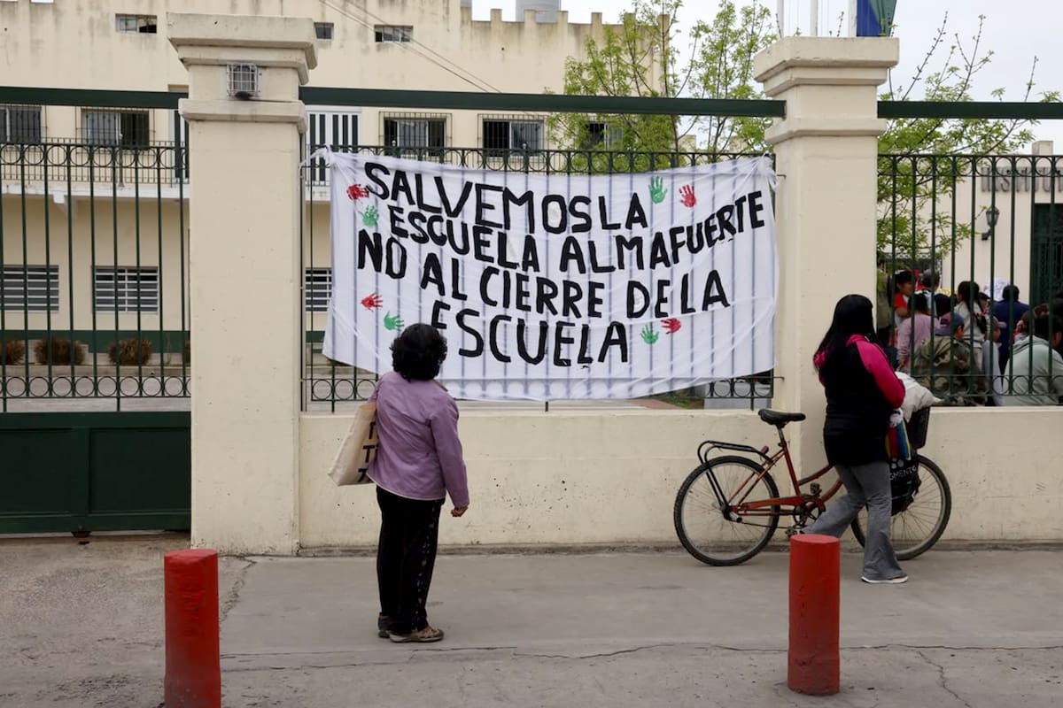 Protesta de padres y alumnos por el cierro del Colegio Almafuerte de Esteban Echeverría el martes pasado