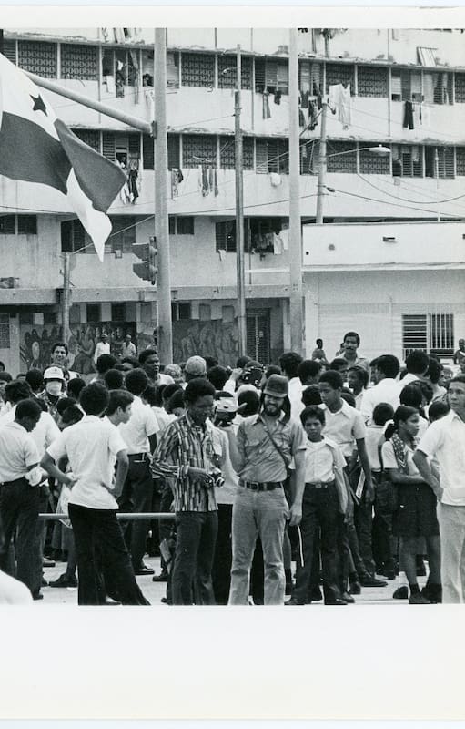 Protesta de panameños en la frontera con la Zona del Canal, en el año 1964