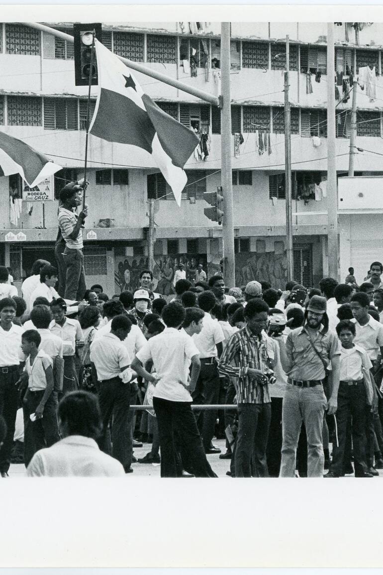 Protesta de panameños en la frontera con la Zona del Canal, en el año 1964