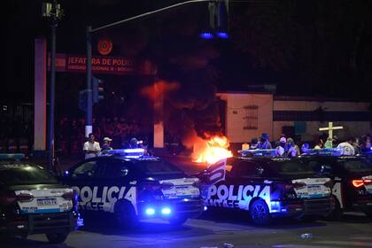 Protesta de policías frente a la jefatura de Rosario por bajos salarios y condiciones laborales
