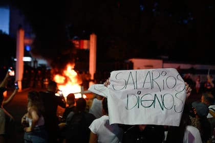 Protesta de policías frente a la jefatura de Rosario por bajos salarios y condiciones laborales