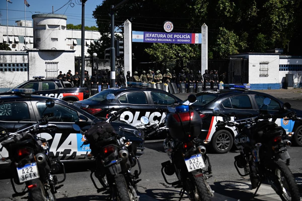 Protesta de policías frente a la jefatura de Rosario por bajos salarios y condiciones laborales