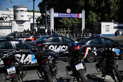 Un centenar de patrulleros y motos bloquean la entrada de la principal unidad policial en Rosario y se agudiza el conflicto