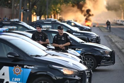 Protesta de policías frente a la jefatura de Rosario por bajos salarios y condiciones laborales