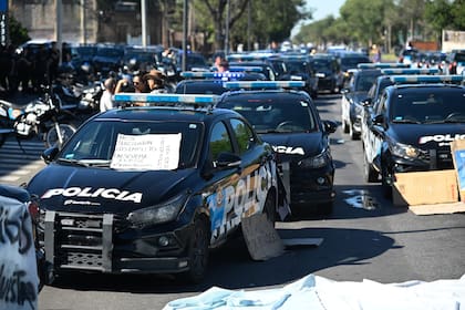 Protesta de policías frente a la jefatura de Rosario por bajos salarios y condiciones laborales