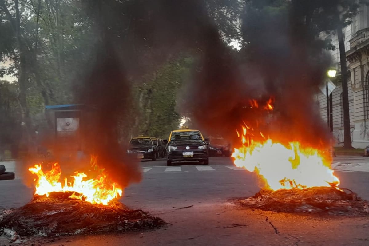 Protesta de taxistas en Rosario por el asesinato de un colega, el cuarto en un mes