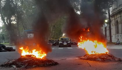 Protesta de taxistas en Rosario por el asesinato de un colega, el cuarto en un mes