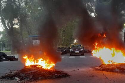 Protesta de taxistas en Rosario por el asesinato de un colega, el cuarto en un mes