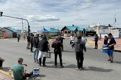 Protesta de trabajadores de la dirección provincial de puertos contra la intervención del puerto de Ushuaia